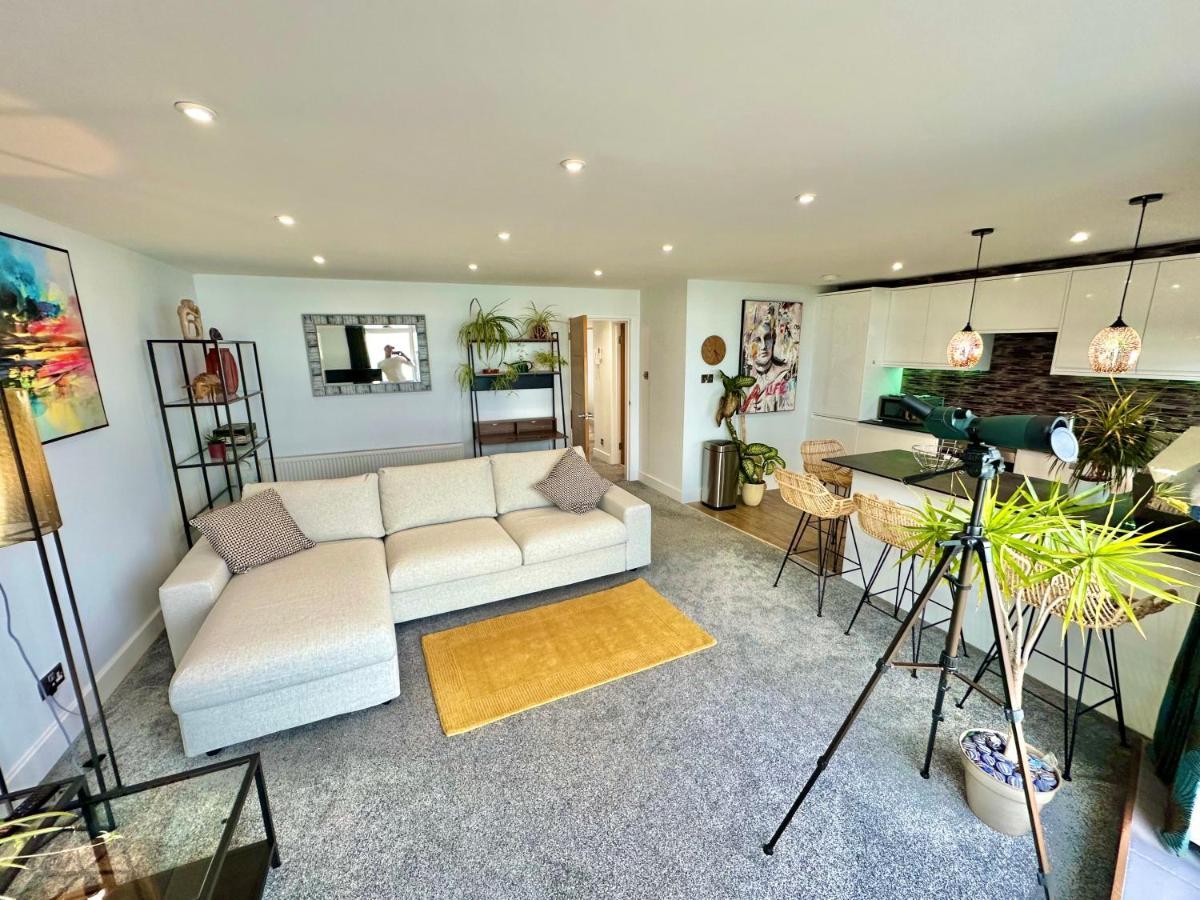 Stunning Sea View Two Double Bedroom - With Balcony - Opposite Beachfront Walk Bornemouth